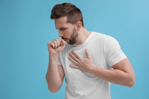 Homme qui tousse après avoir respirer de la moisissures